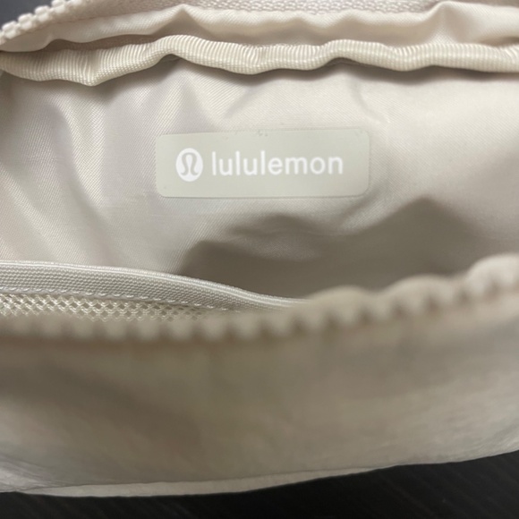 Lululemon Everywhere Belt Bag White Opal - Picture 4 of 5